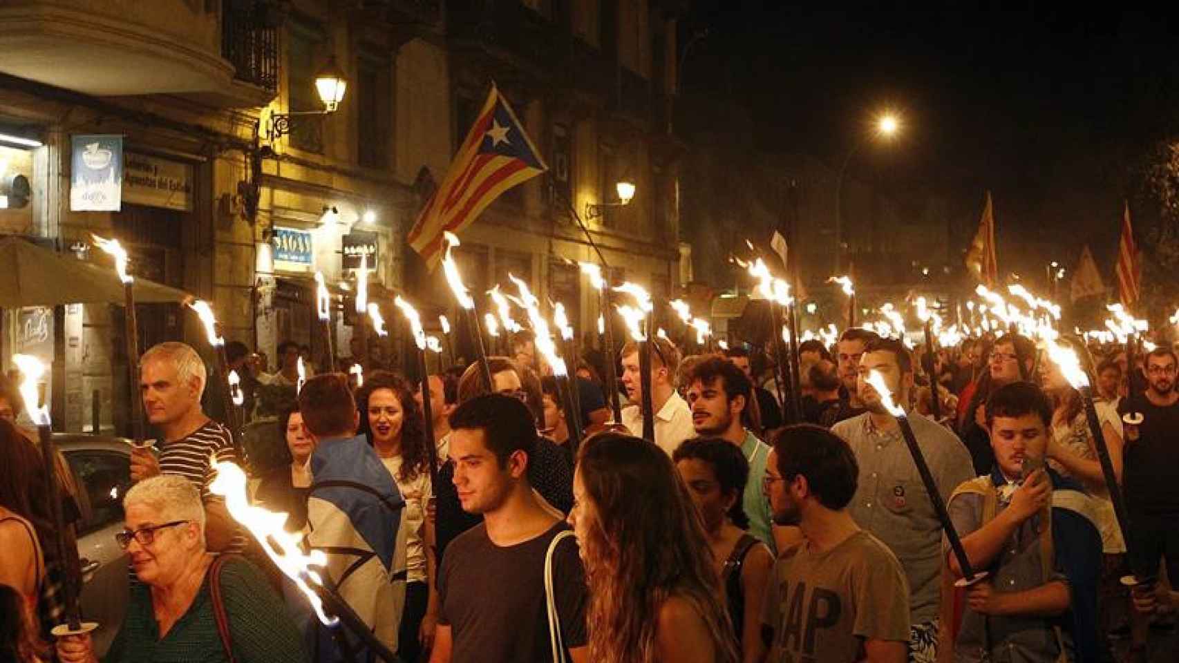 Simpatizantes de ERC se dirigen con antorchas al Fossar de les Moreres / EFE