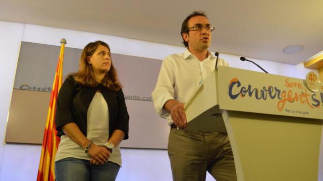 El coordinador general de CDC, Josep Rull, junto a la portavoz del partido, Marta Pascal, este lunes en rueda de prensa.