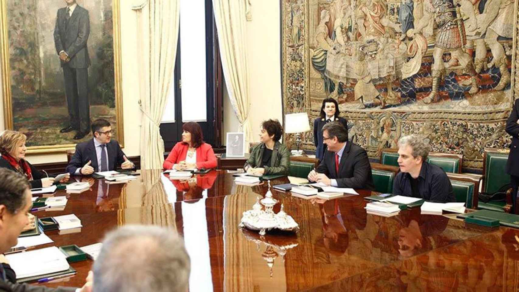 Gloria Elizo, única representante de Podemos en la Mesa del Congreso (en el centro) se ha quedado fuera de la Mesa de la Diputación Permanente.