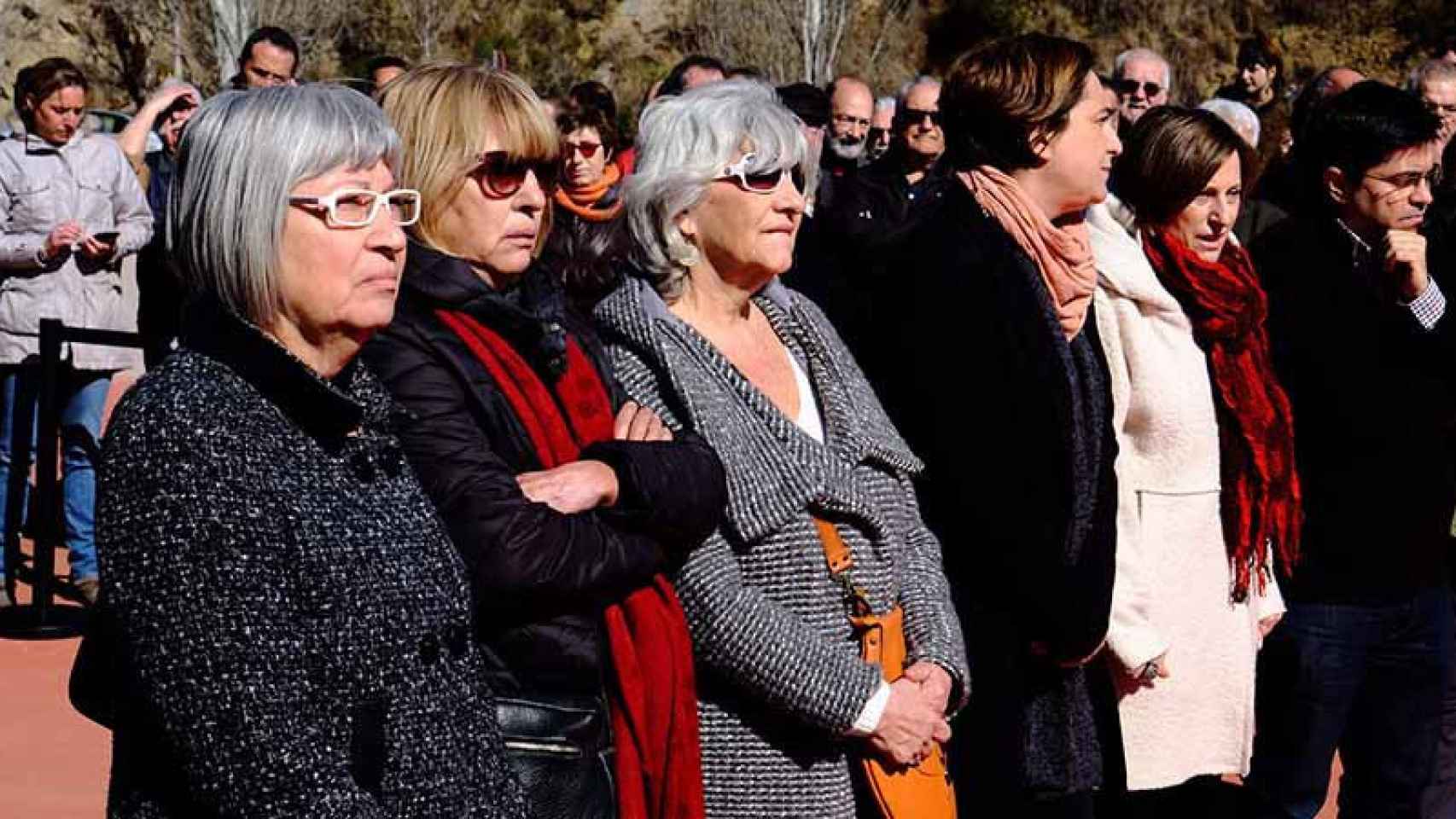 Las dos hermana de Salvador Puig Antich, junto a la alcaldesa Ada Colau y la presidenta del Parlament, Carme Forcadell.