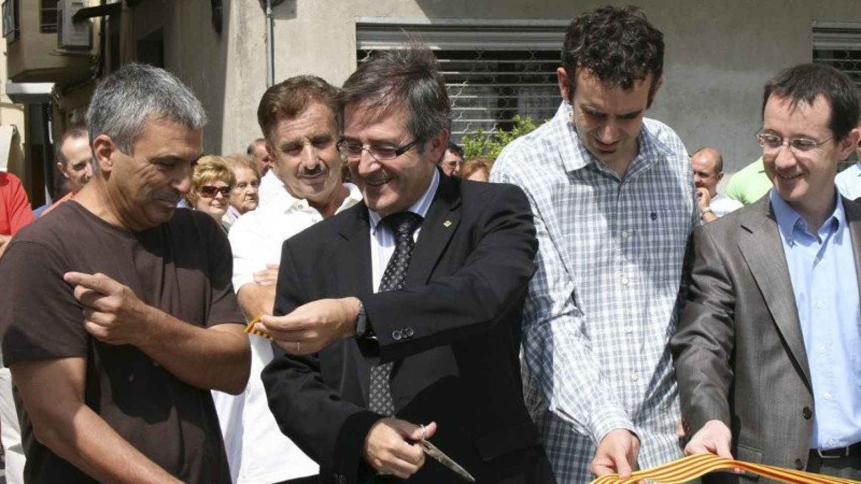 Jordi Ausàs (en el centro), en la inauguración de una plaza en Organyà (Lleida), durante su época de consejero de Gobernación.