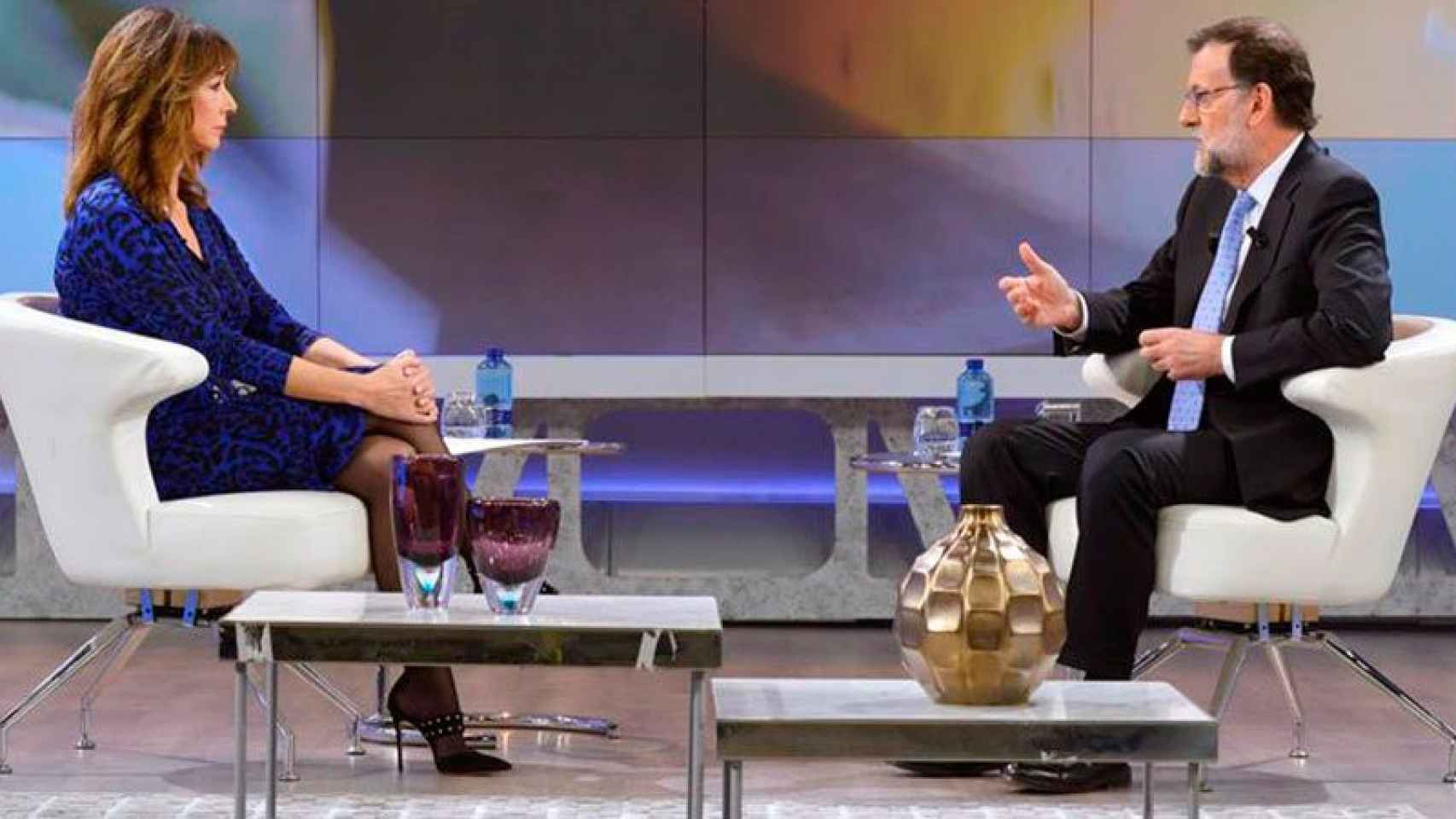 El presidente en funciones, Mariano Rajoy, mientras Ana Rosa Quintana le entrevistaba en Telecinco.