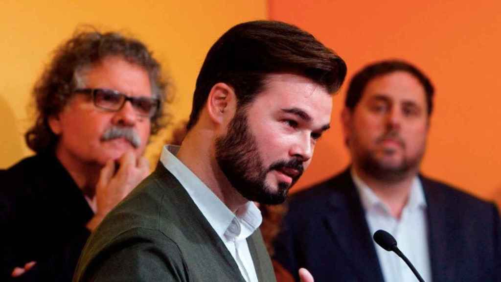 Los números 1 y 2 de ERC en el Congreso, Gabriel Rufián (centro) y Joan Tardà (izquierda), junto al líder del partido, Oriol Junqueras.