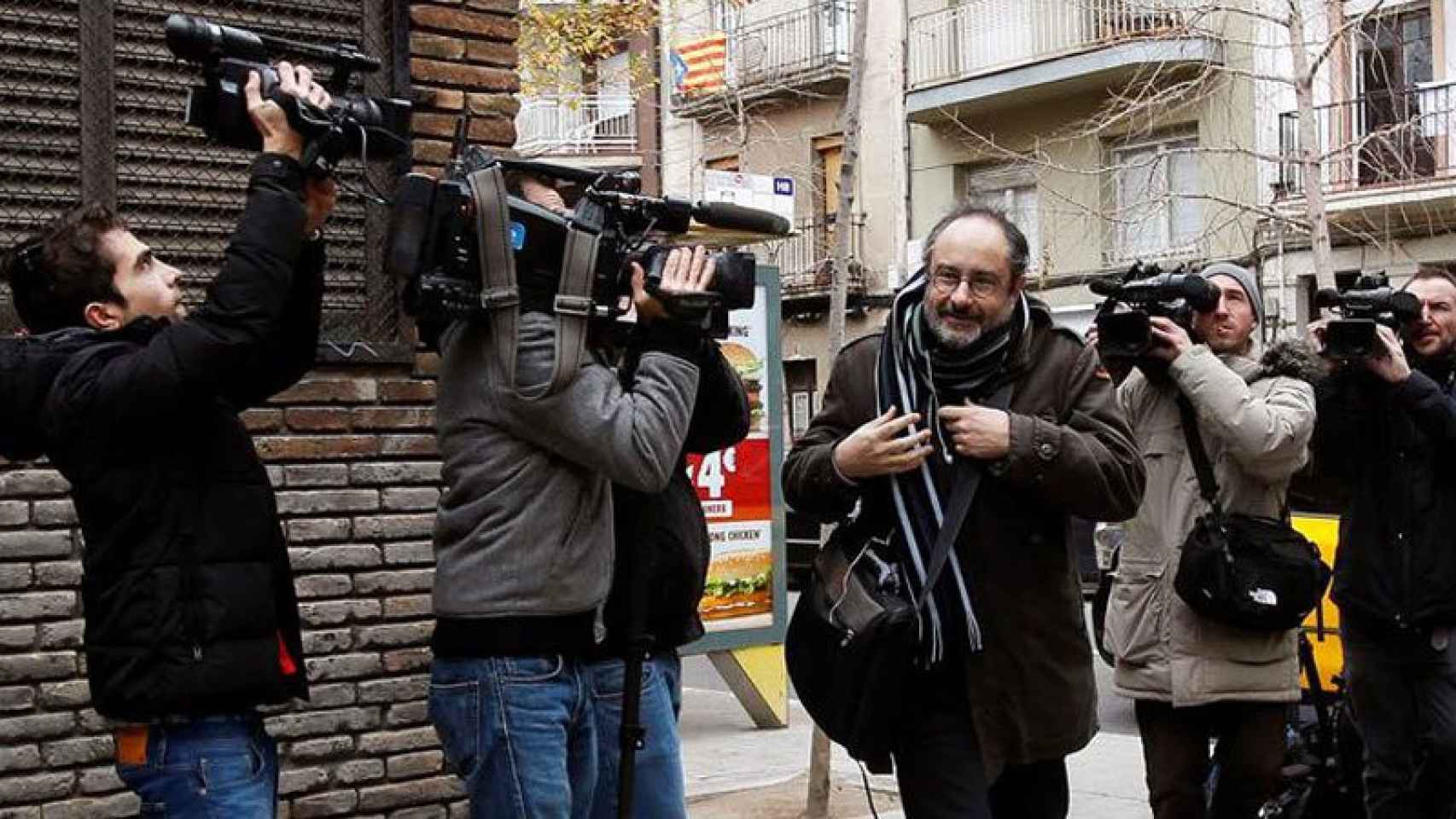 Antonio Baños, candidato de la CUP en el Parlament, llega ante una gran expectación en la reunión del consejo político de la formación