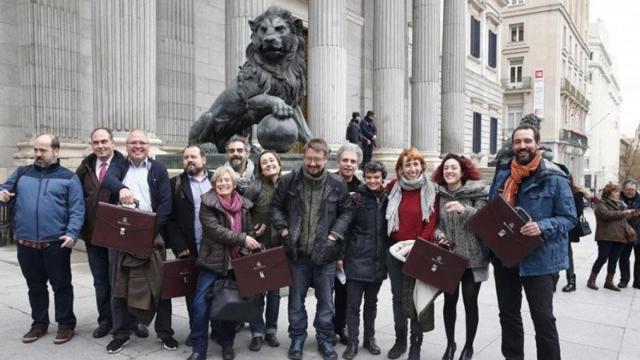 Los diputados de En Comú Podem, ante el Congreso de los Diputados.