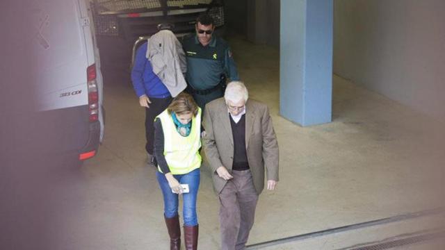 El extesorero de CDC Daniel Osàcar (primero derecha) y el director general de infraestructuras de la Generalitat, Josep Antoni Rosell (con la cabeza tapada) al ser trasladados al juzgado de El Vendrell (Tarragona)