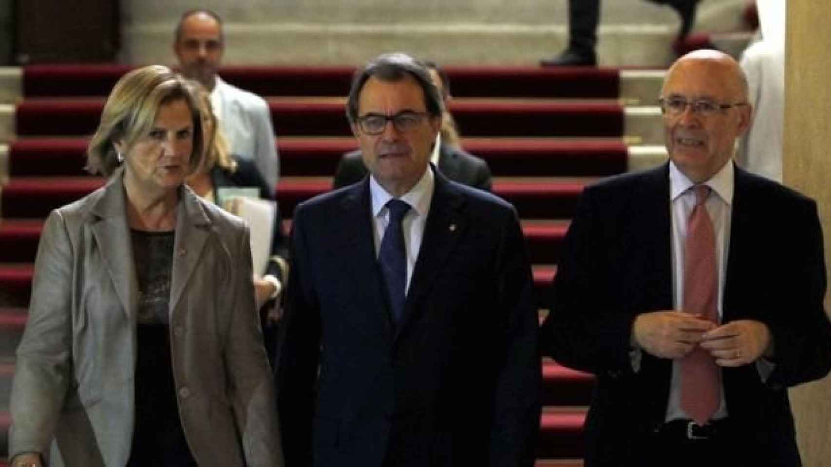 La presidenta del Parlament, Nuria de Gispert, junto al presidente de la Generalitat, Artur Mas, y el presidente del CATN, Joan Rigol