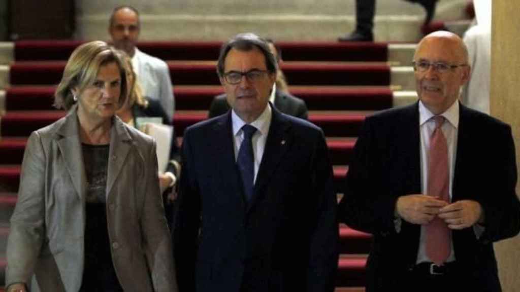 La presidenta del Parlament, Nuria de Gispert, junto al presidente de la Generalitat, Artur Mas, y el presidente del CATN, Joan Rigol