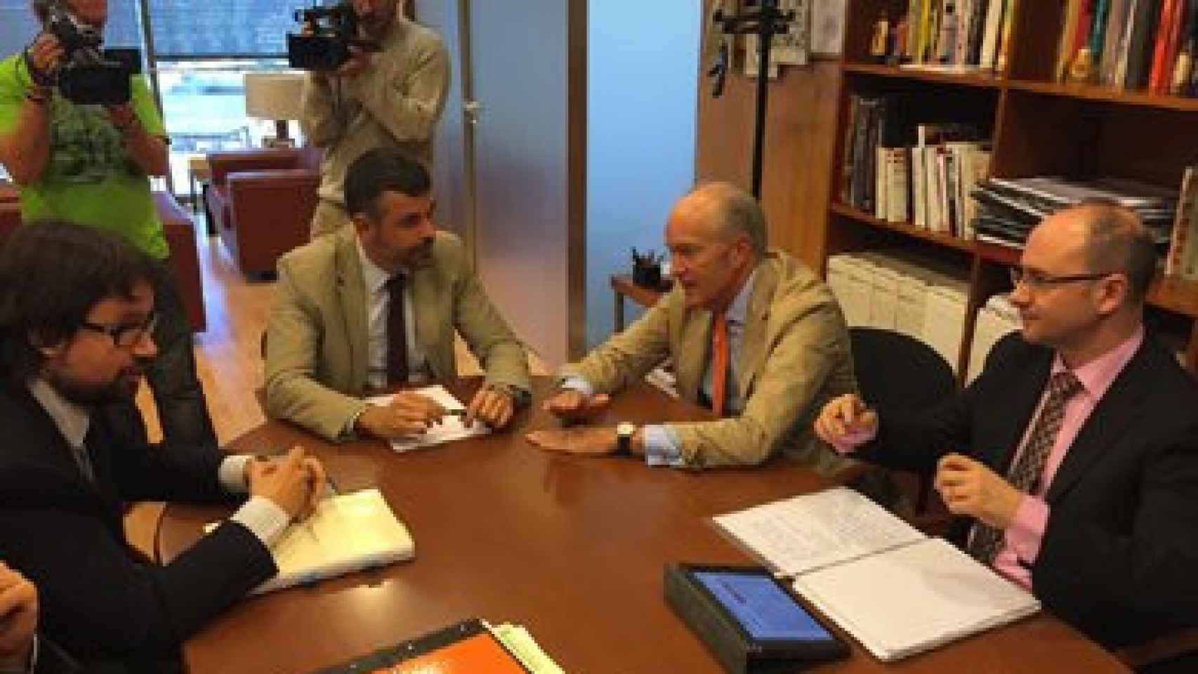 El consejero de Territorio y Sostenibilidad, Santi Vila, y el presidente de Adif, Gonzalo Ferre, en su reunión de este jueves