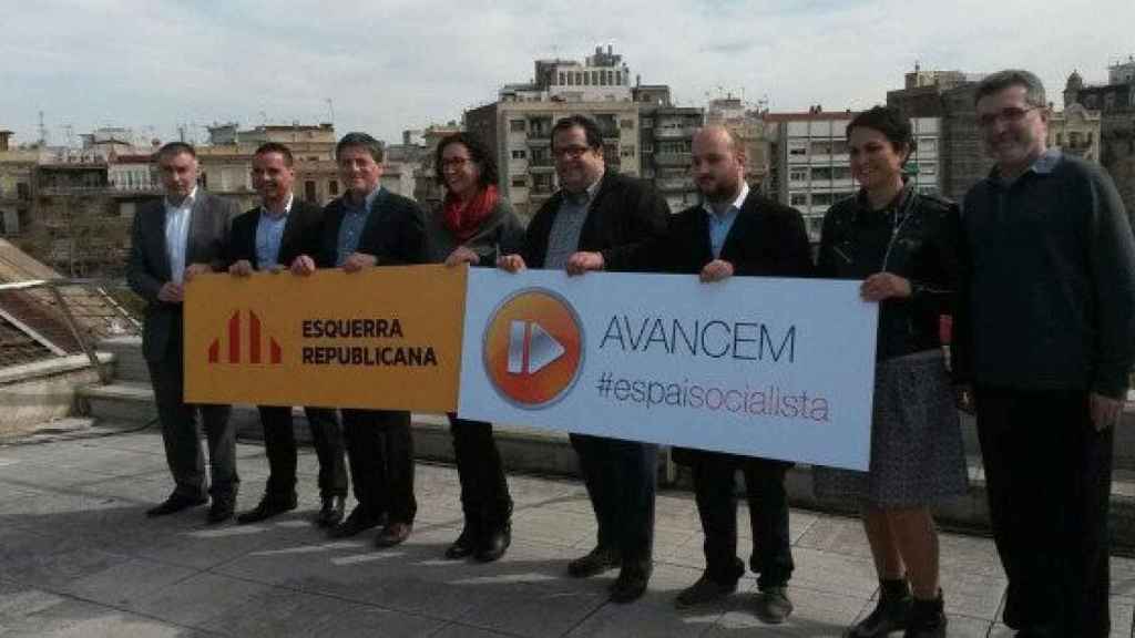 Dirigentes de ERC y Avancem, presentando su acuerdo para las municipales en 10 localidades gerundenses. En el centro, la 'número 2' de ERC, Marta Rovira, y el líder de Avancem, Joan Ignasi Elena.