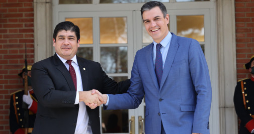 El presidente del Gobierno, Pedro Sánchez, y el de Costa Rica, Carlos Alvarado, durante su recepción este lunes en el Palacio de la Moncloa / EFE - Kiko Huesca