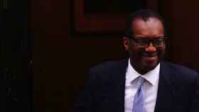 El ya exministro de Economía británico, Kwasi Kwarteng, abandona el número 11 de Downing Street tras aceptar la petición de la Primera Ministra, Liz Truss, de apartarse como Canciller / EUROPA PRESS