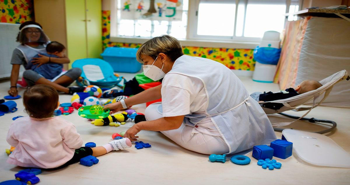 Maestra en la vuelta al cole con unos niños en una guardería privada, que están al límite por la gratuidad del P2 / EFE