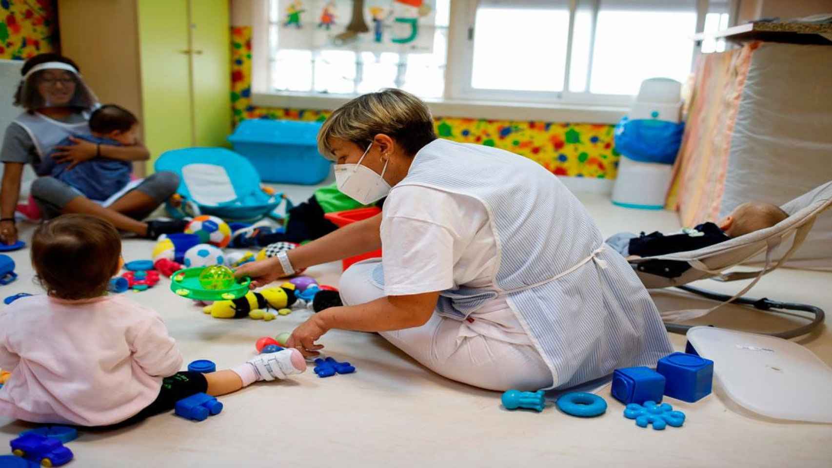 Maestra en la vuelta al cole con unos niños en una guardería privada, que están al límite por la gratuidad del P2 / EFE