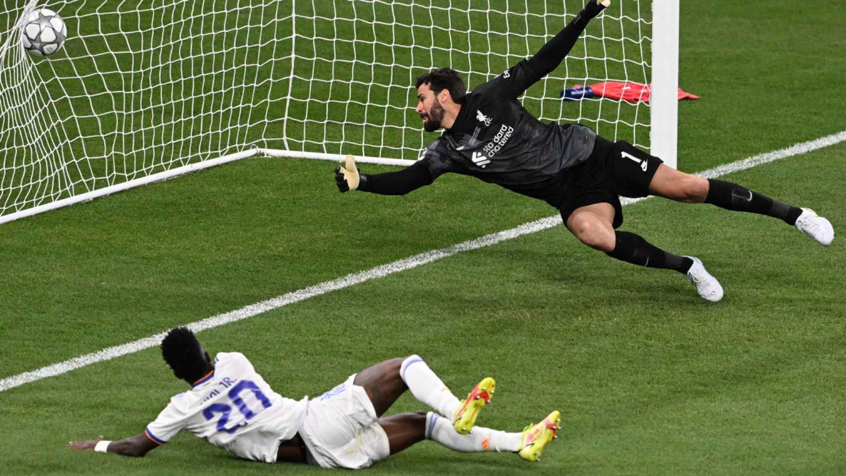 Vinicius, marcando el gol del Madrid en la final de la Champions frente al Liverpool / EFE - EPA - FILIP SINGER