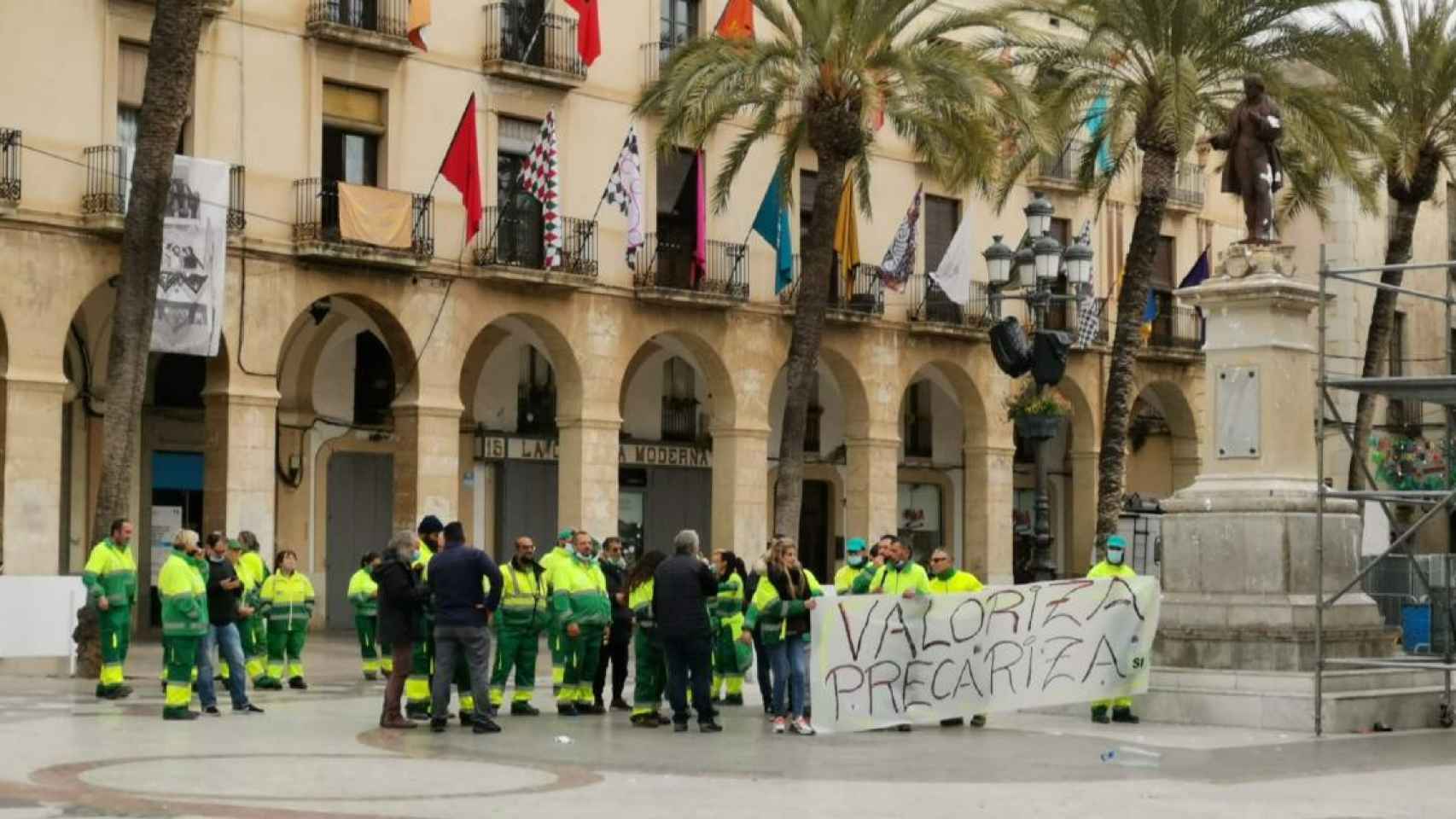 Los trabajadores del servicio de limpieza viaria se manifiestan a las puertas del Ayuntamiento /CG