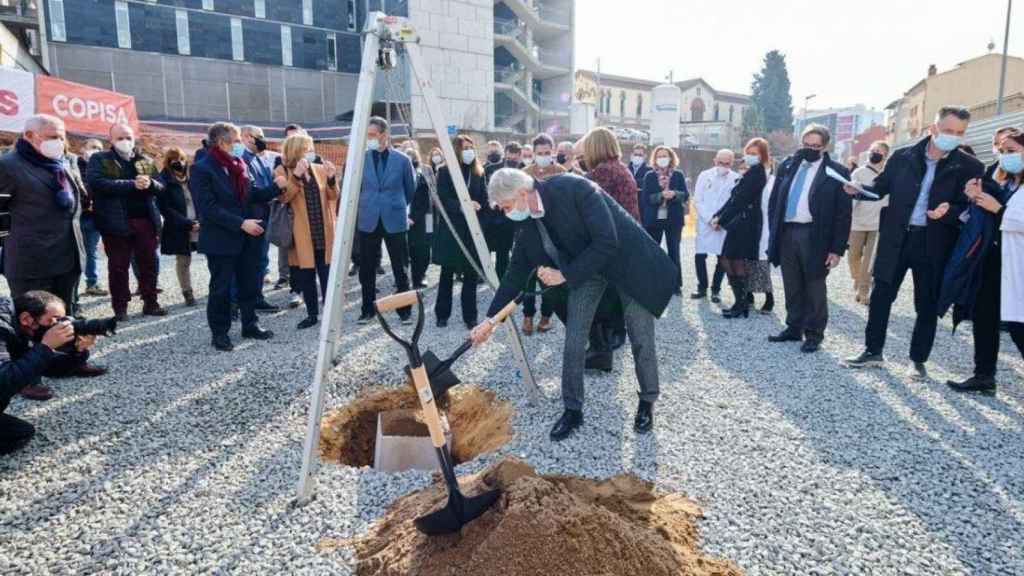 El 'conseller' de Salud, Josep Maria Argimon, coloca la primera piedra del nuevo centro de oncología radioterápica del Hospital Clínic / GOVERN