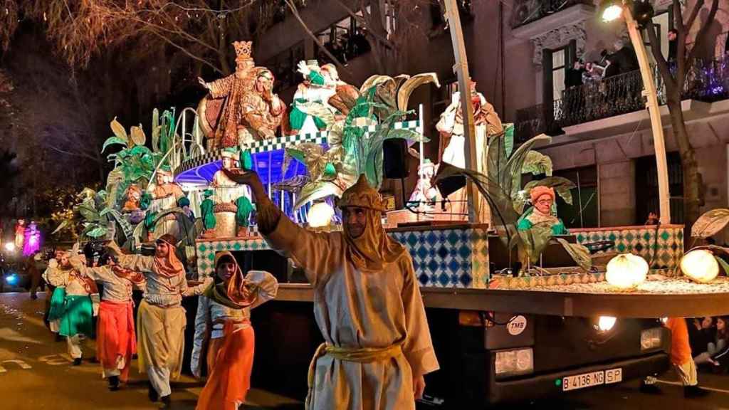 Melchor, durante la cabalgata de los Reyes en Barcelona / EUROPA PRESS