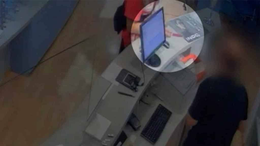 El ladrón amenaza con un cuchillo durante un robo con violencia en un comercio de L'Hospitalet de Llobregat / CME
