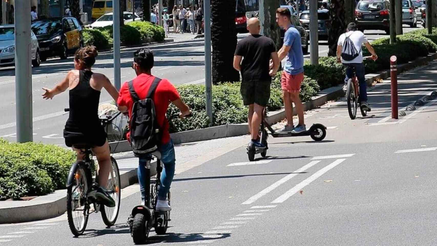 Patinetes eléctricos en la avenida Diagonal de Barcelona / CG