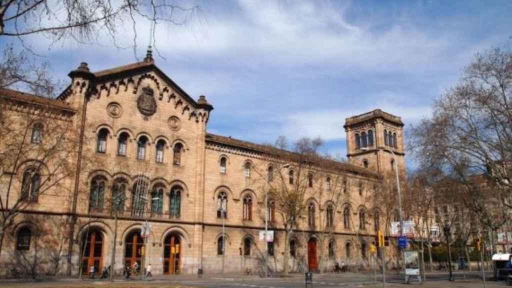 Fachada del edificio histórico de la UB / METRÓPOLI ABIERTA