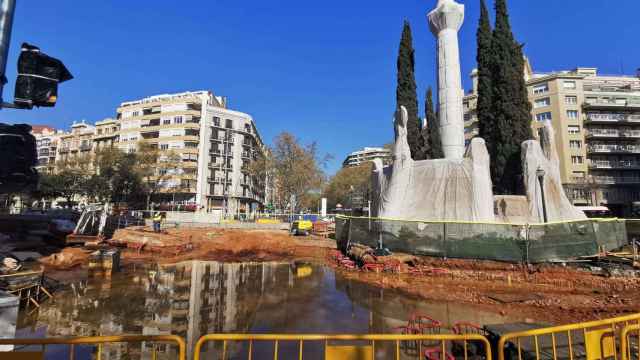 Acumulación de agua tras la rotura de una cañería en la Diagonal de Barcelona / LENA PRIETO