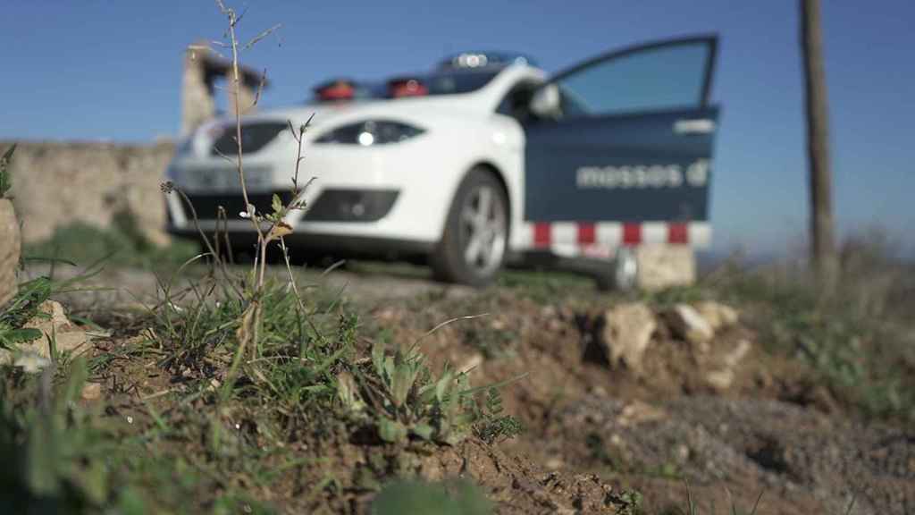 Un vehículo de los Mossos d'Esquadra en un camino de montaña / @mossos (TWITTER)