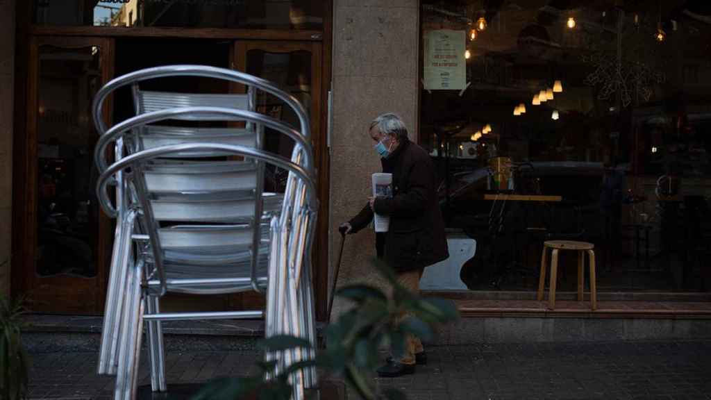 Sillas vacías en una terraza de una céntrica calle de Barcelona / EUROPA PRESS