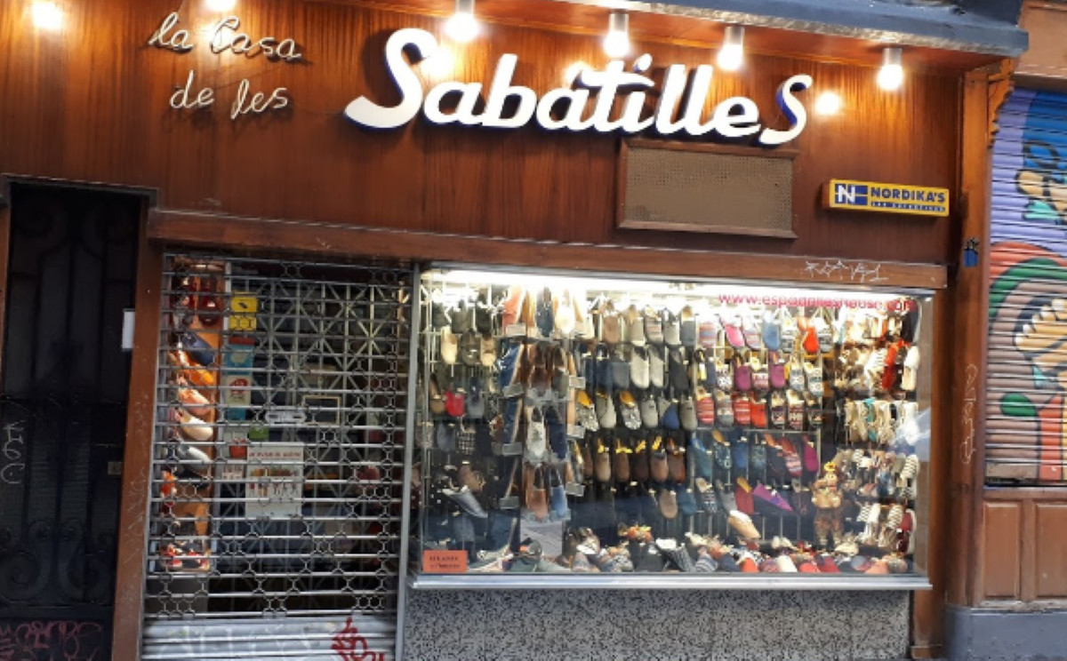 Escaparate de 'La casa de les sabatilles', histórica tienda de Barcelona / MAPS