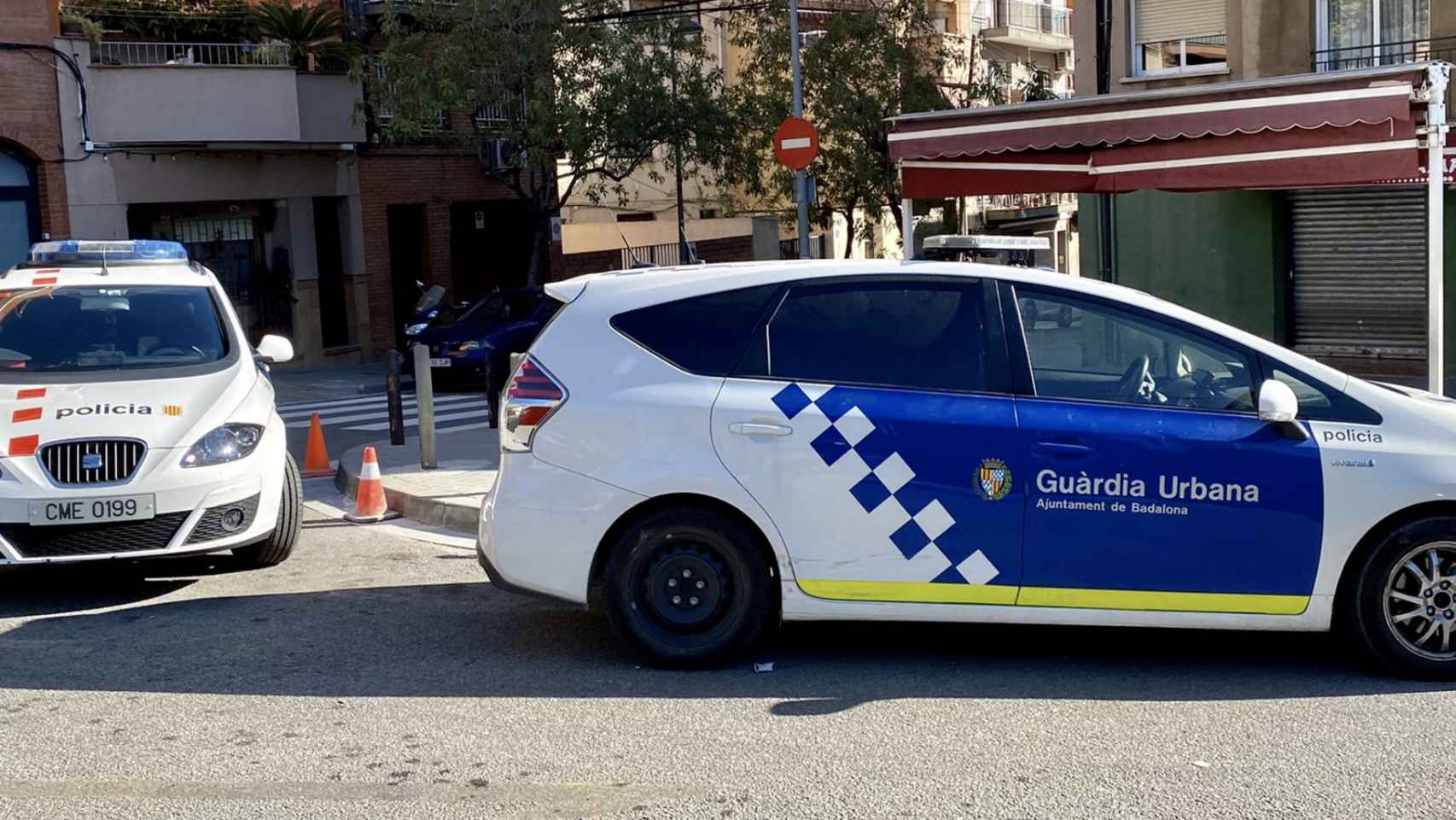 Efectivos de Mossos y Guardia Urbana buscan a un pirómano que quema contenedores en Barcelona / XAVIER GARCIA ALBIOL