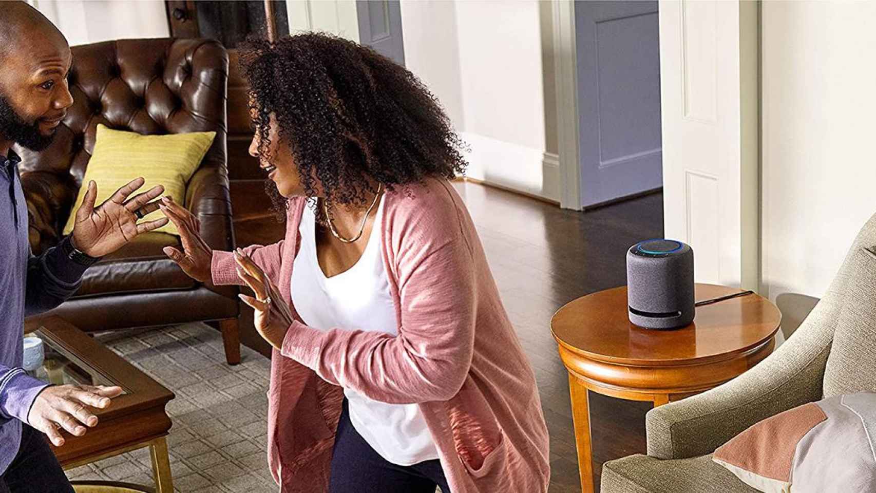 Una pareja con un altavoz inteligente de Amazon en su hogar / AMAZON