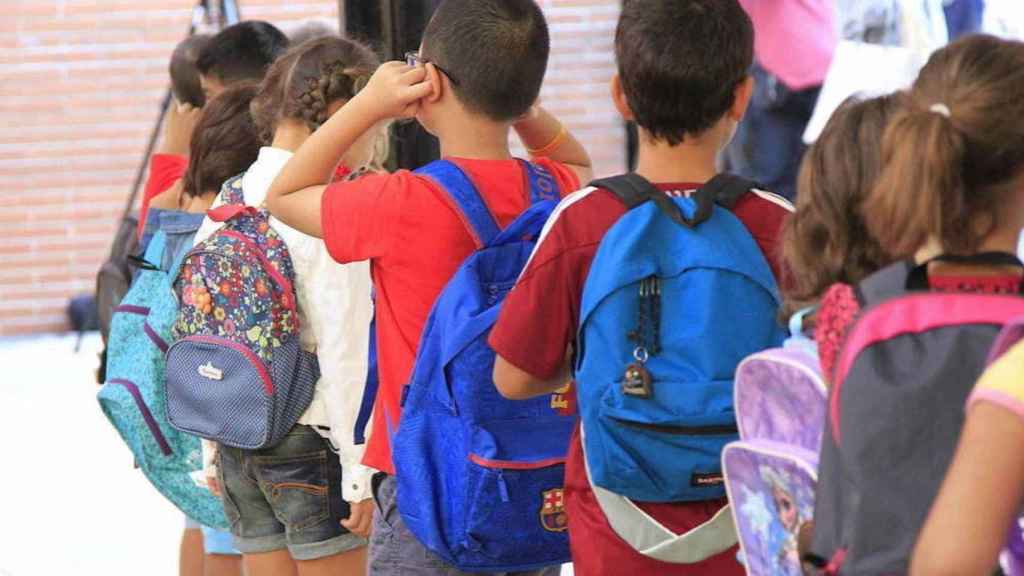 Varios alumnos con sus mochilas en la vuelta al colegio / EFE