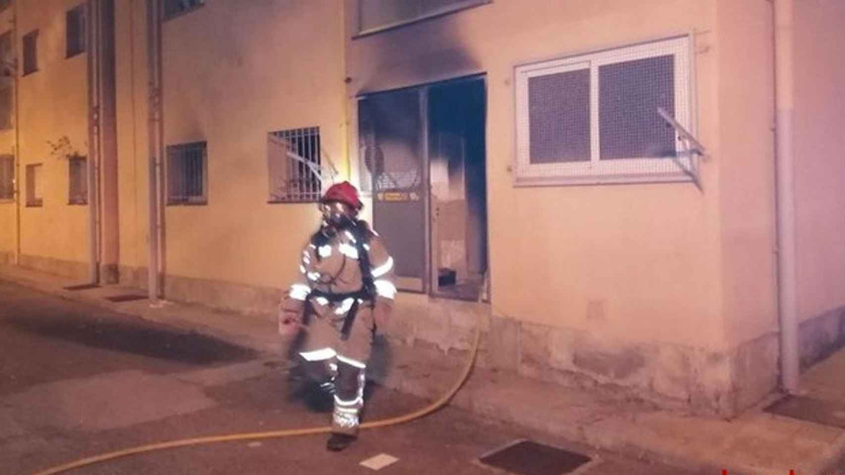 Un bombero trabaja en el incendio de un bajo en Igualada / BOMBERS