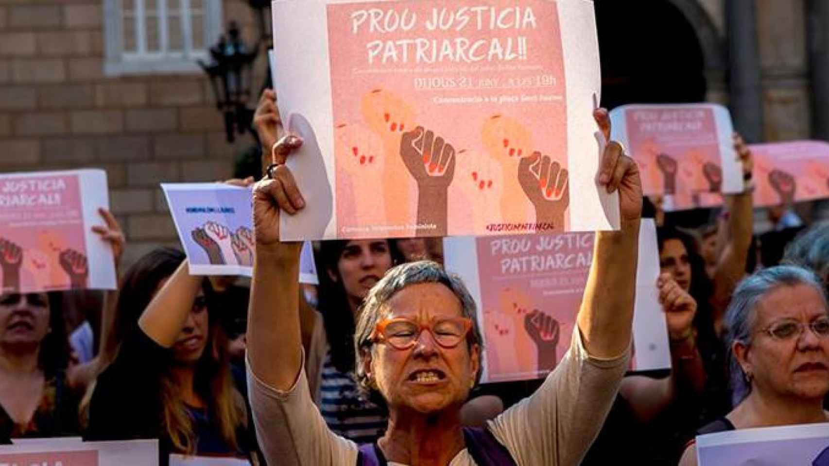 Concentración en la plaza Sant Jaume para expresar su rechazo ante la liberación de 'La Manada'