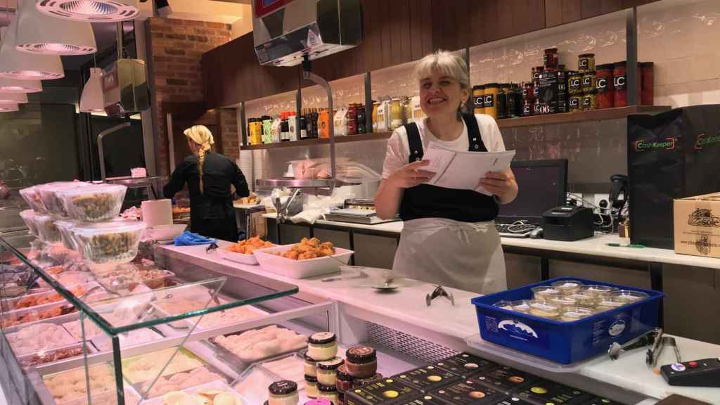 Una paradista trabajando en el primer día de la reapertura del Mercat de Sant Antoni / CG