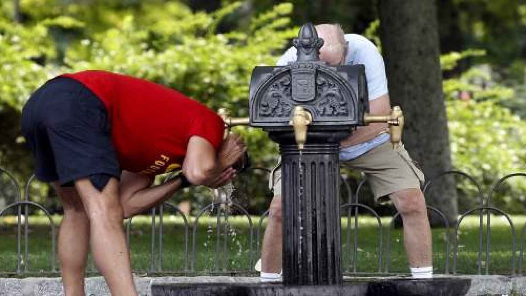 Dos turistas se refrescan en una fuente de Barcelona / CG