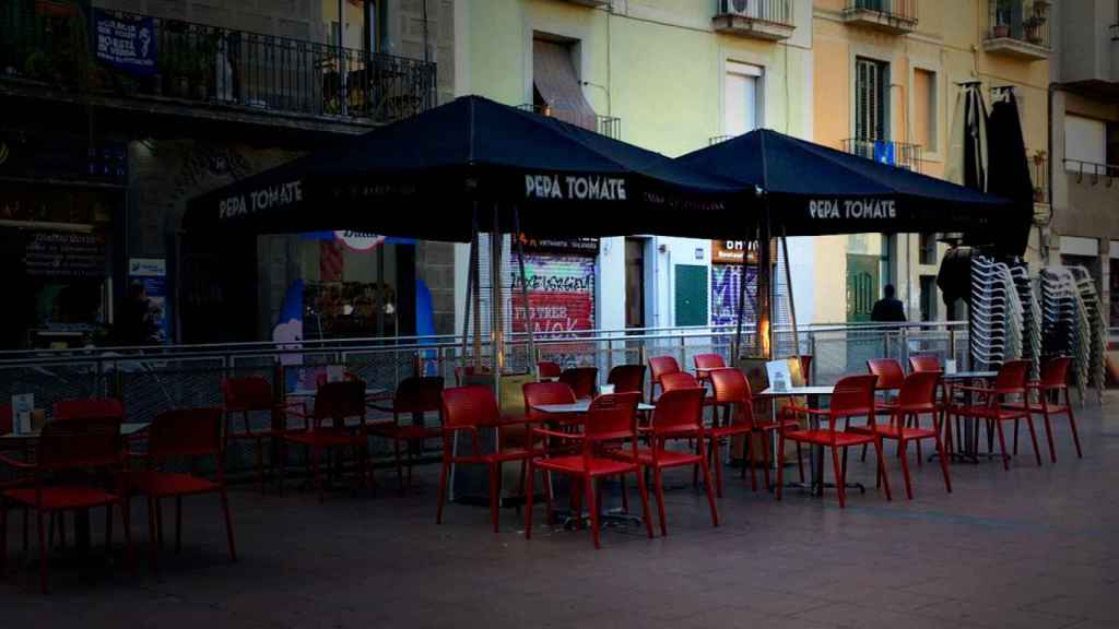 Una de las terrazas afectadas por la nueva normativa del ayuntamiento, en la plaza Revolución de Gràcia / CG