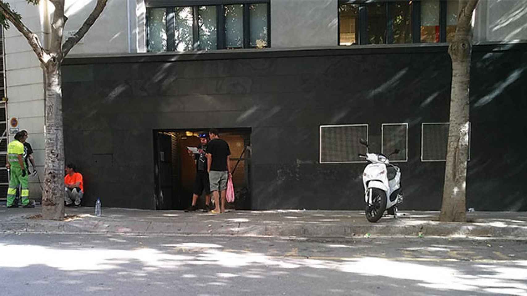 Puerta principal de la nueva narcosala de Barcelona / CG