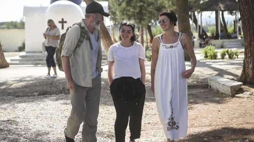 Imagen de los tres actores del elenco en Lesbos (Grecia).