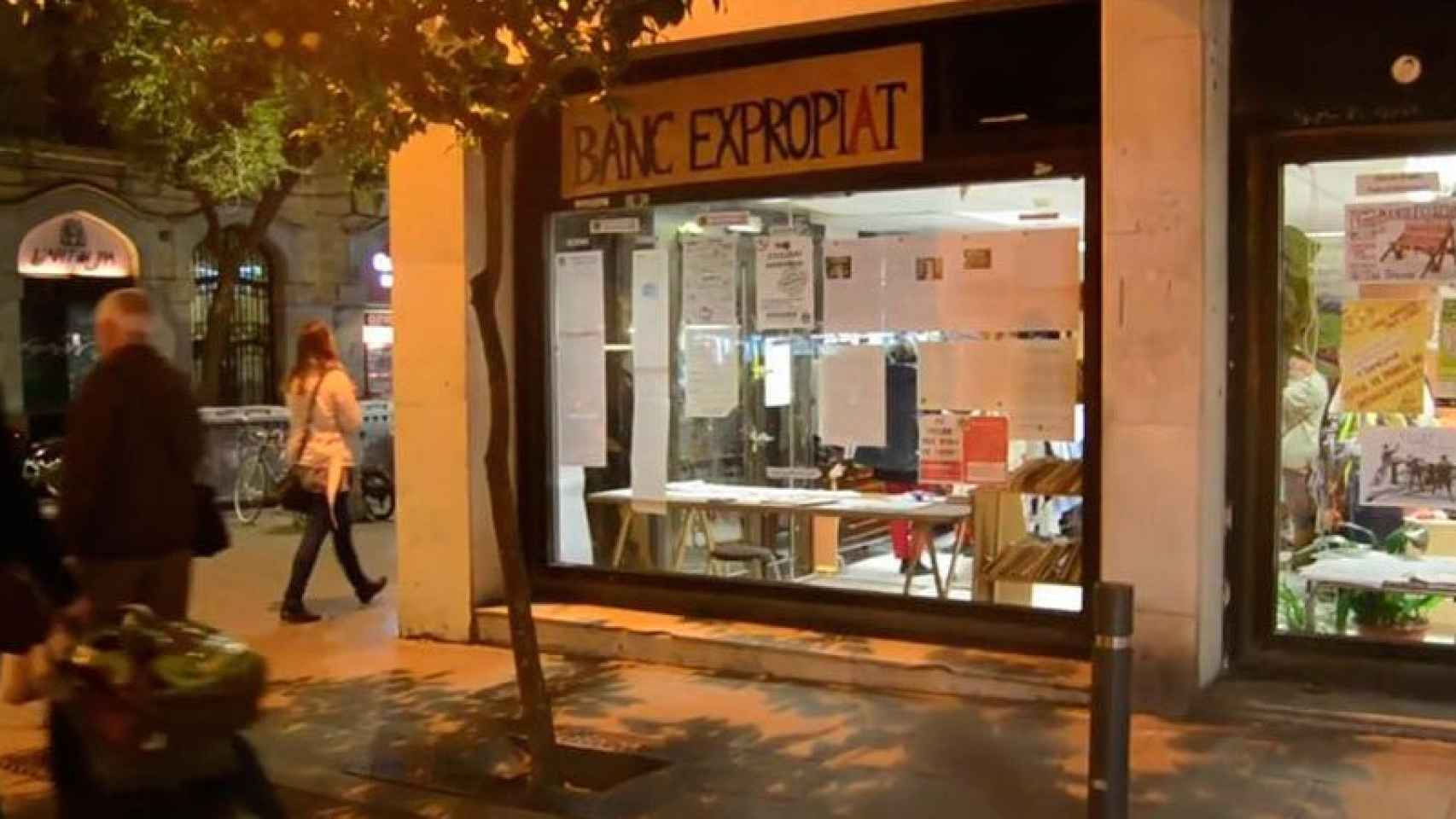 La antigua sucursal bancaria situada en el número 181 de la Travessera de Gràcia, okupada desde 2011.