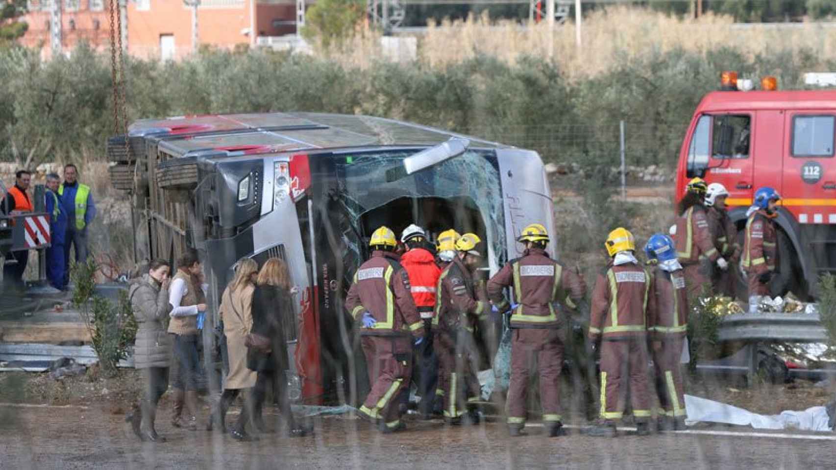 Los servicios de emergencia actúan en el lugar del siniestro, en la autopista AP7 en su paso por Fraginells.