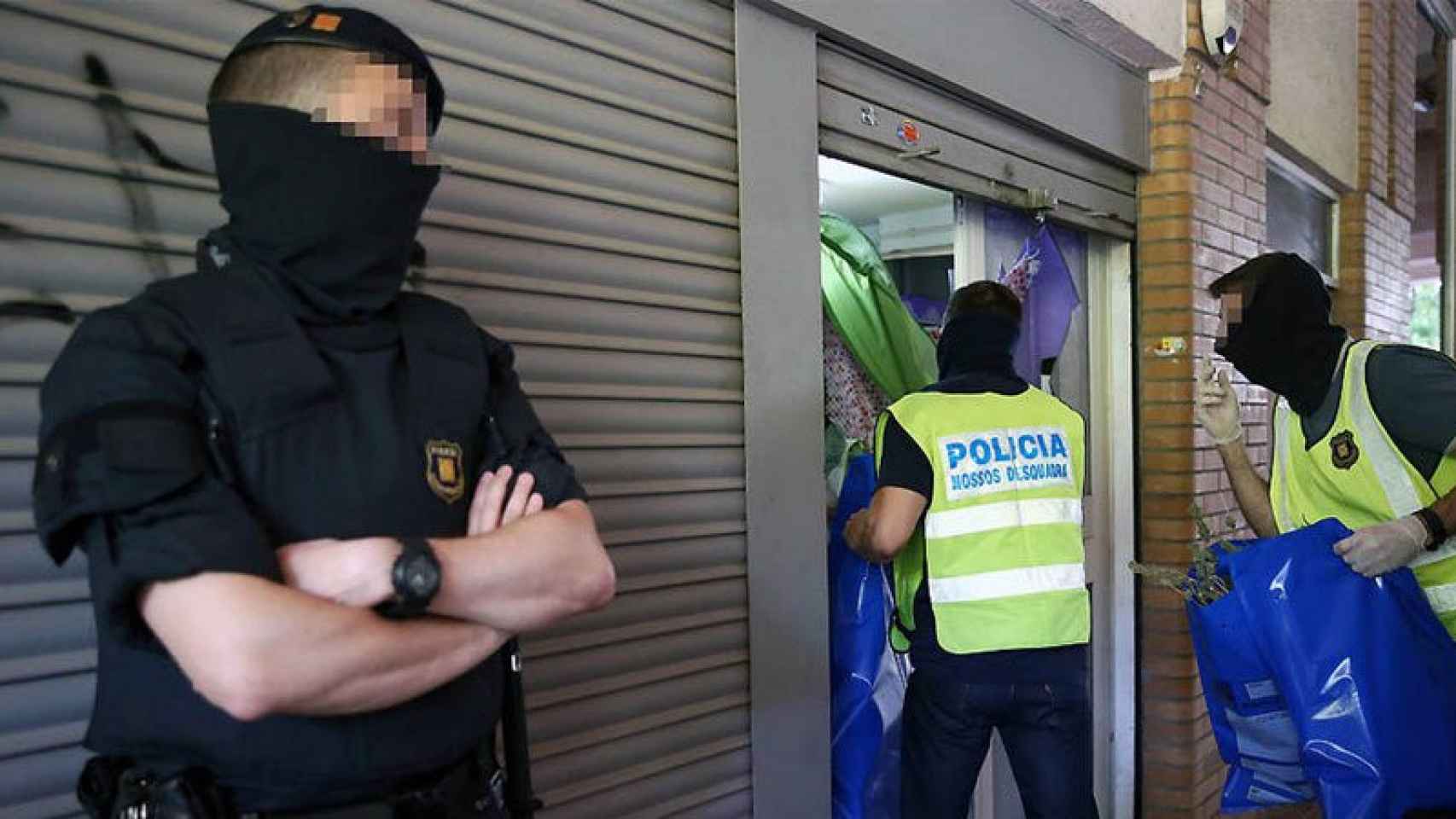 Agentes de los Mossos d'Esquadra, en una operación antidrogas anterior.