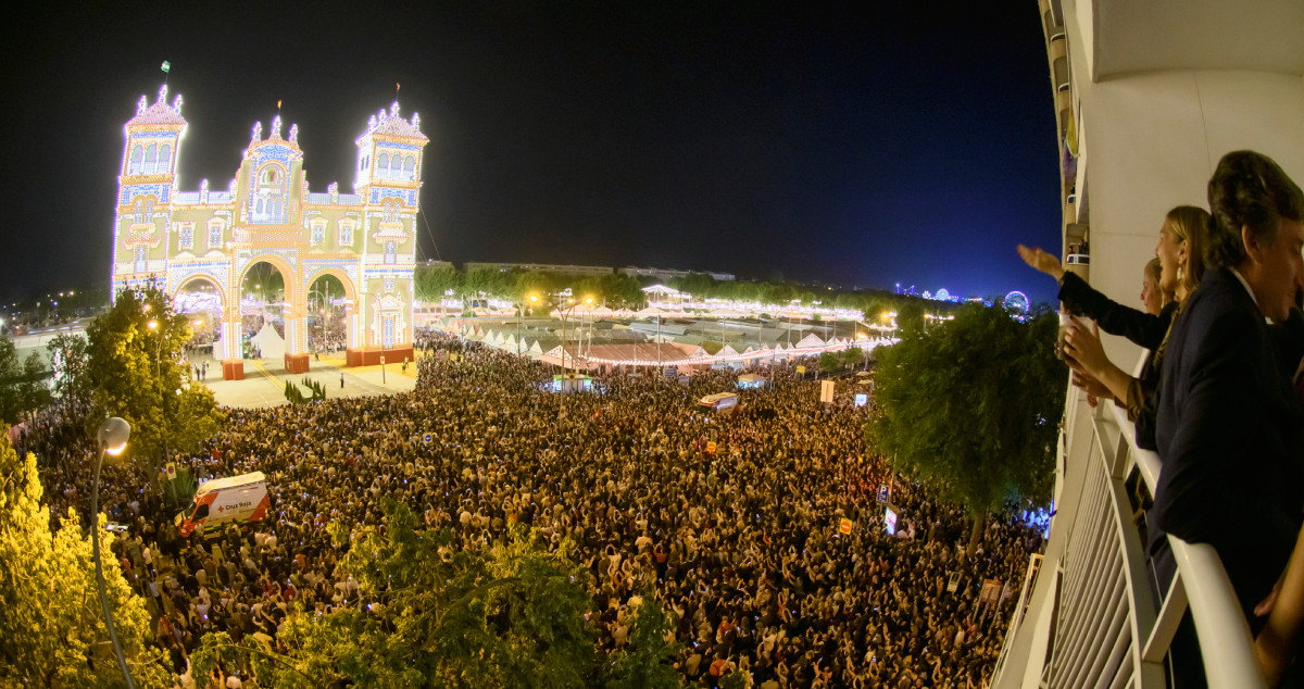 Miles de personas se han reunido esta noche para asistir al tradicional Alumbrao de las miles de bombillas de la Puerta de la Feria de Abril, lo que significa el inicio de la Feria de Abril de Sevilla / EFE
