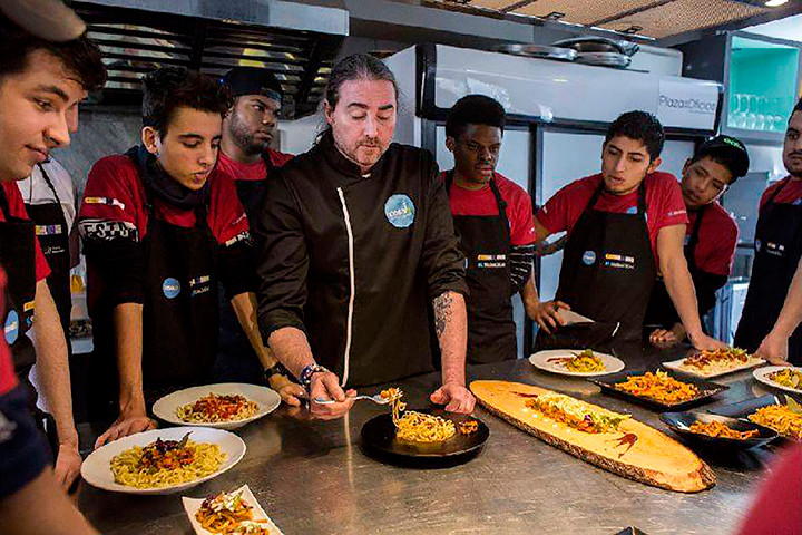 Chema de Isidro con sus alumnos