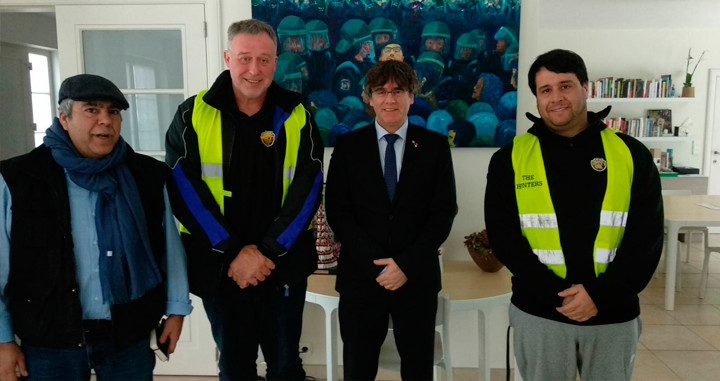 Los cuatro taxistas --uno de ellos hace la foto-- con Carles Puigdemont (2d) en Waterloo (Bélgica) / CG