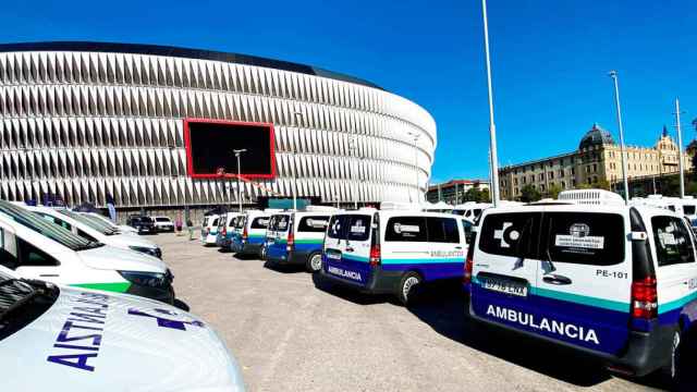 Imagen de vehículos de La Pau ante el estadio de San Mamés de Bilbao / Cedida