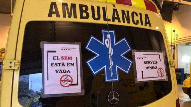 Una ambulancia del SEM con carteles que anuncian la huelga / CCOO