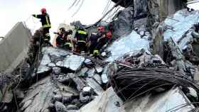 Los equipos de rescate actúan en el viaducto de Génova en el que Atlantia realizaba las obras de mejora antes de su colapso / EFE