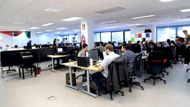 Imagen de archivo de trabajadores en una oficina, que, según los empresarios, valoran especialmente la flexibilidad horaria y la conciliación / EFE