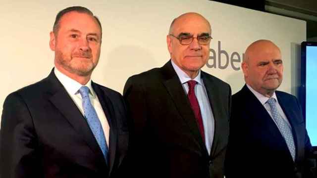 El presidente de Abertis, Salvador Alemany (c), junto al consejero delegado, José Aljaro (i), y el director de comunicación, Juan María Herández-Puértolas, este martes en Madrid / CG